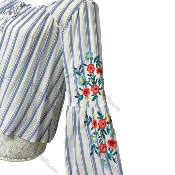 Hollister Womens SZ M Hi Low Top Blue White Stripes Embroidered Sleeves Tie Neck - Picture 3 of 9